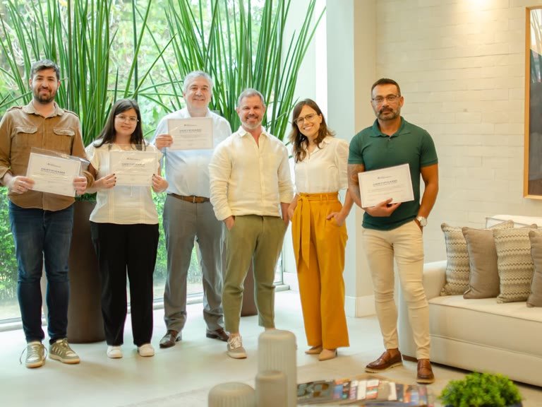 Equipe reunida com os certificados ao final da formação